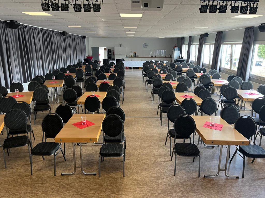 Großer Saal mit Tischen