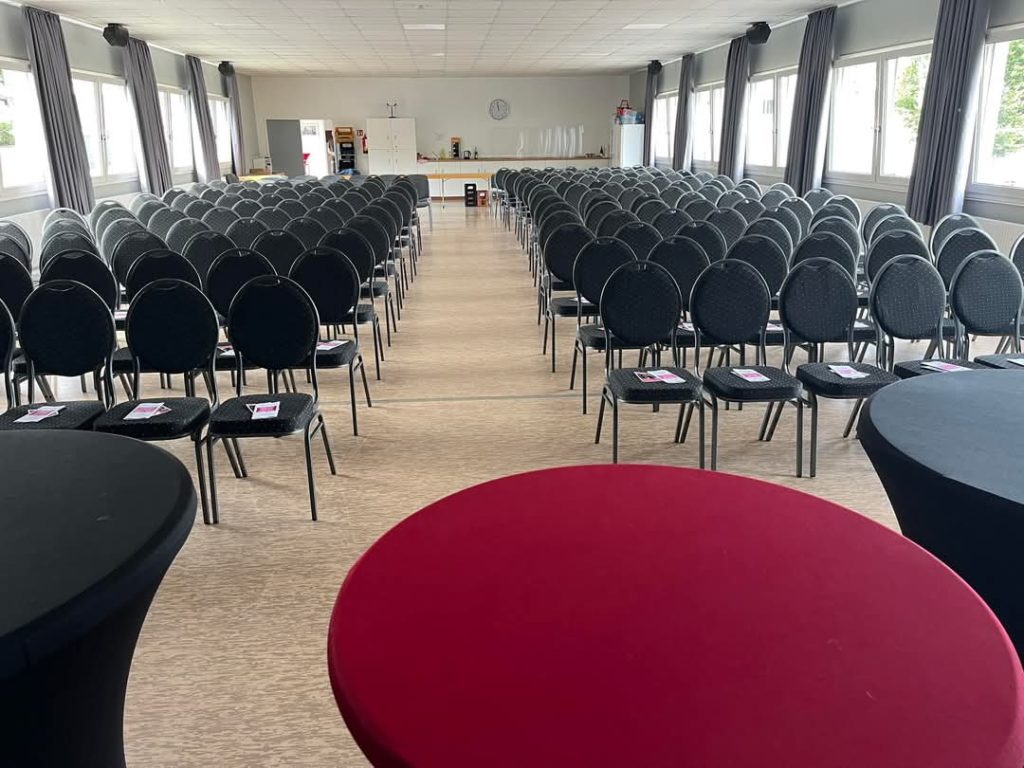 Es ist alles für die Podiumsdiskussion vorbereitet