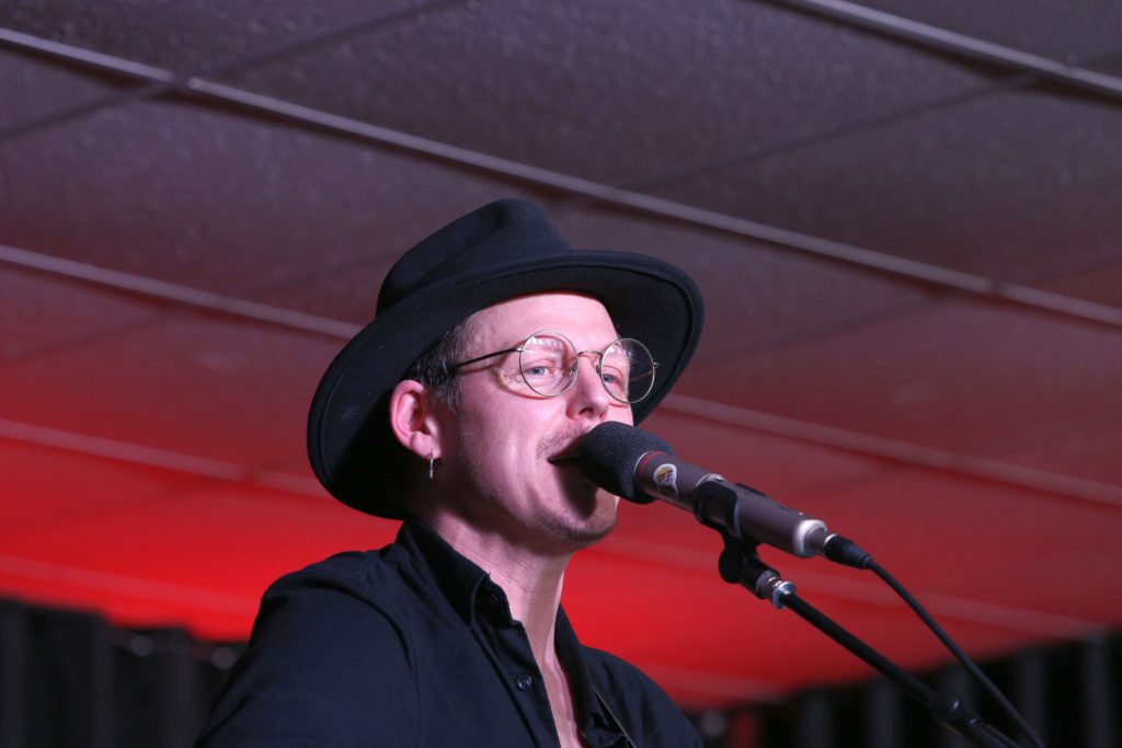 Foto: Iris Truschinsky BU: Björn Nonnweiler auf der Bühne des Kulturbistros